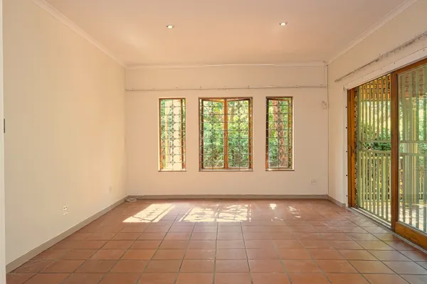 Estancia con baldosa antigua y contraventanas de madera