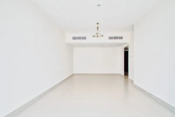 Interior del local, vacío y diáfano