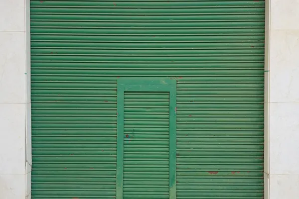 Persiana del local bajada, desde la calle