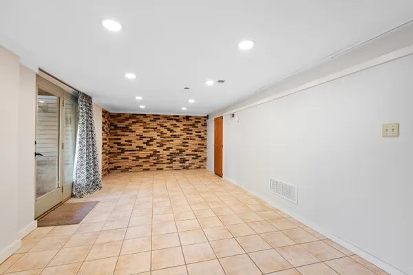 Salón vacío con baldosa de barro y friso de madera