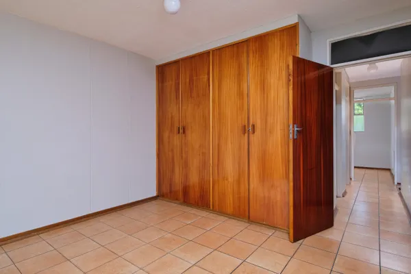 Armarios empotrados de madera y suelo antiguo